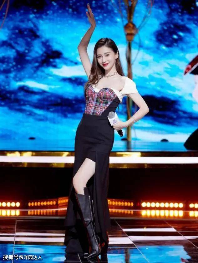 圆头 长靴尽量别配短裤了，太俗气！瞧明星博主长靴+长裙，洋气又时髦