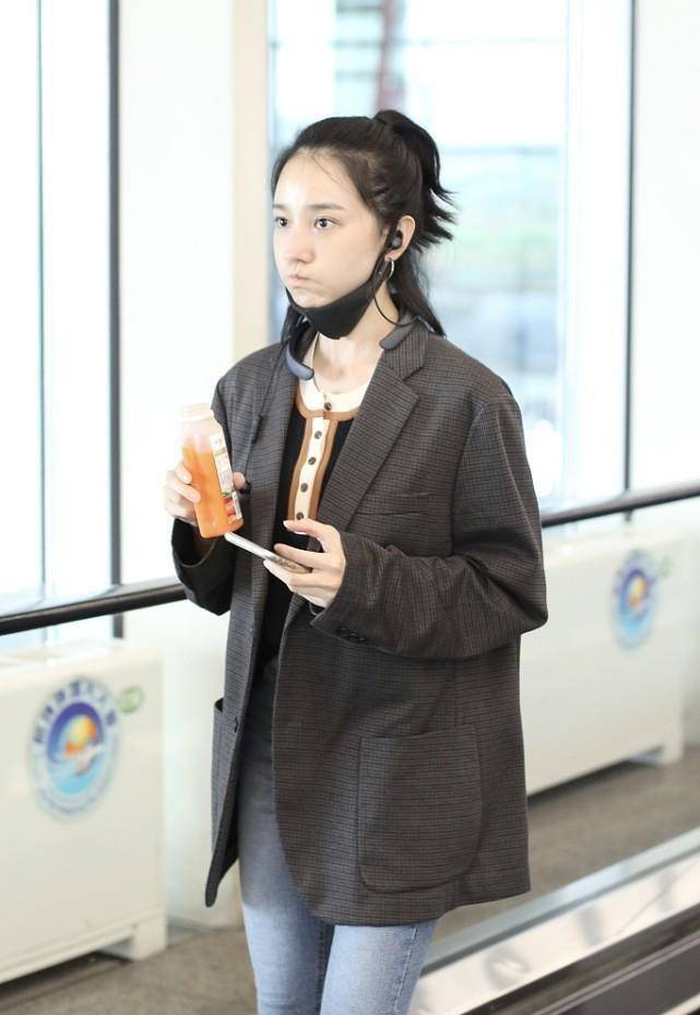 陈小 陈小纭素颜的样子太美了,肌肤雪白好迷人,外套选的也很大气