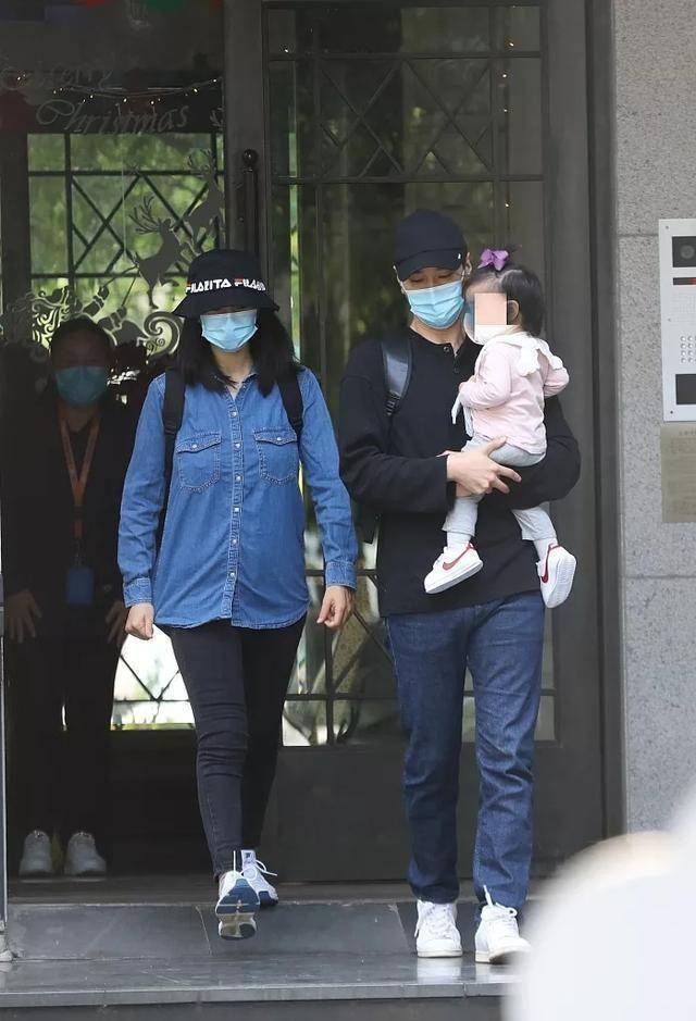 视觉 高圆圆这次把自己穿瘦了!打底衫配百褶裙,小蛮腰身材很有少女感