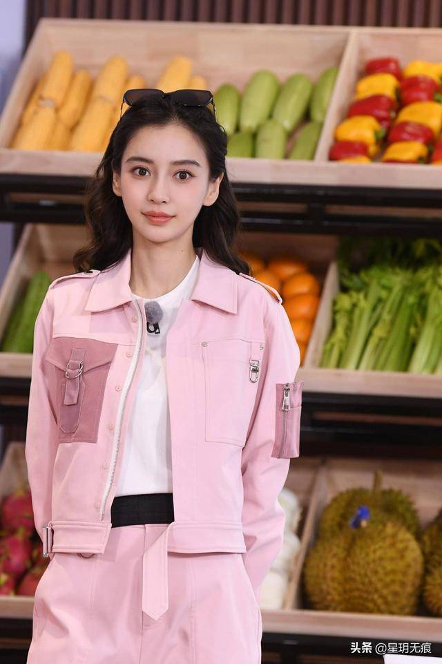 项目 Anglebaby粉色拼接工装造型甜美温柔 尝试挖掘机俏皮活泼