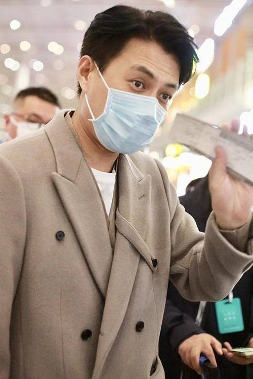 大衣 “老干部”靳东身穿廓形大衣太有范，成熟稳重、干净帅气，超赞