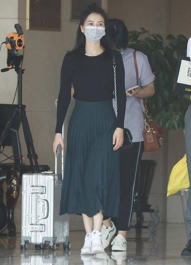 视觉 高圆圆这次把自己穿瘦了!打底衫配百褶裙,小蛮腰身材很有少女感