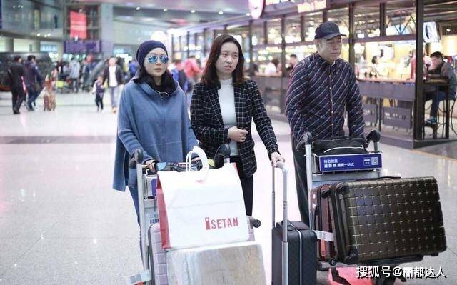 素人 陈红走机场好接地气,一身素人穿搭走机场,51岁素颜状态好真实