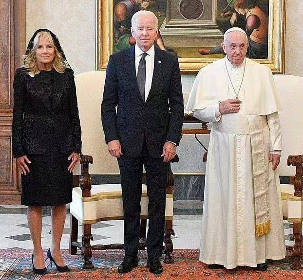 好身材 美国第一夫人首次戴黑纱真优雅！职业装秀出好身材，赢过梅拉尼娅