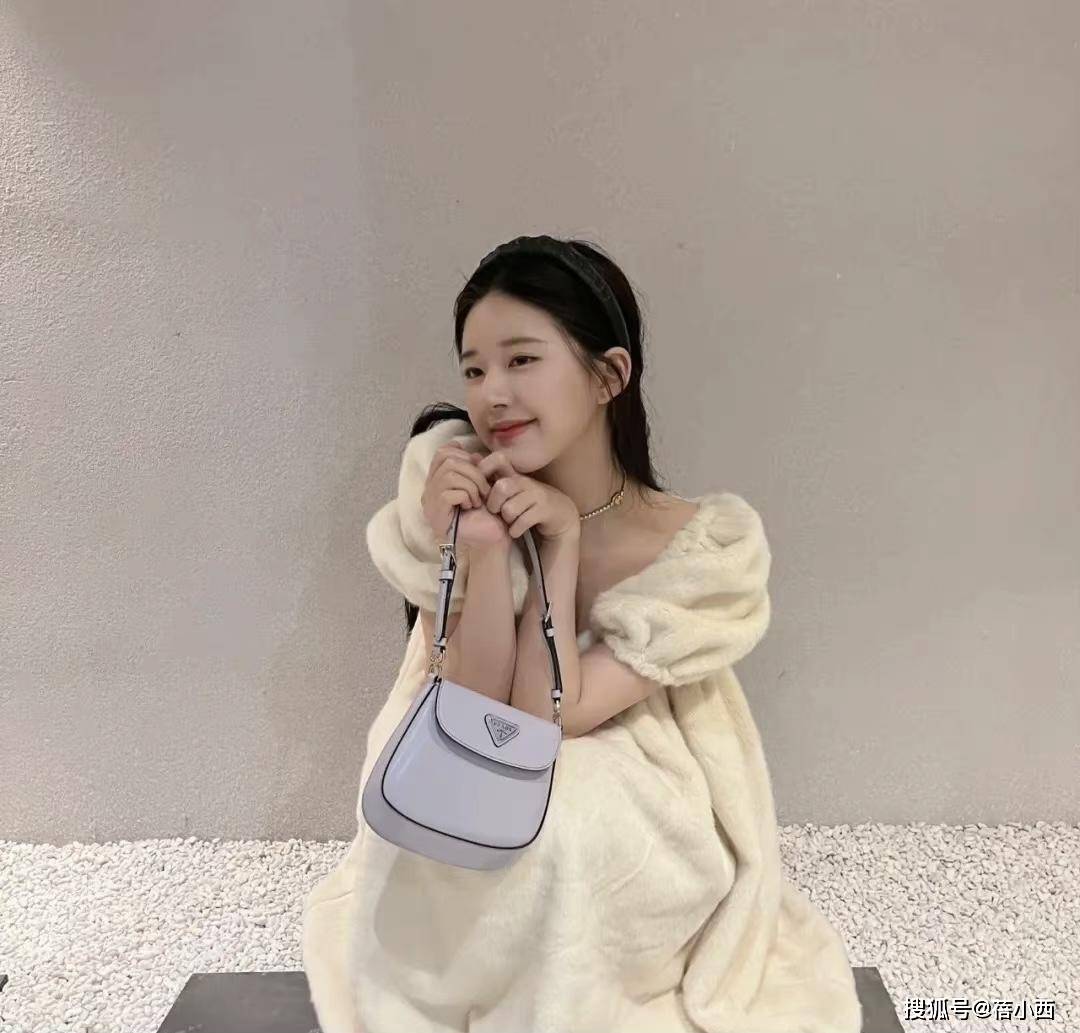 赵露思 赵露思才是“甜妹”中的顶流,穿小香风格纹裙配长靴,气场真高级