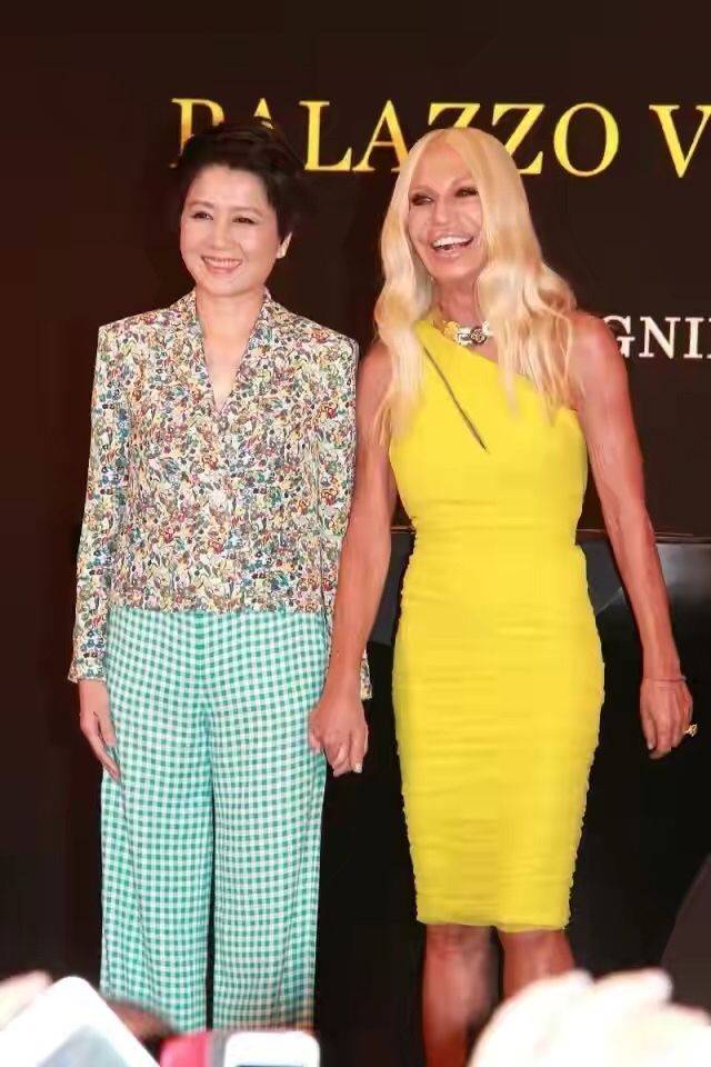 整体 赌王四太不服老，穿那么花的“睡衣”就出门，大红大绿还挺显年轻