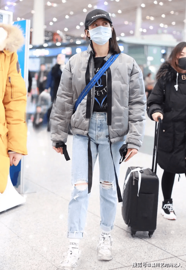 效果 陈红携儿子走机场，穿棒球服配牛仔裤洋气减龄，看着不像51岁