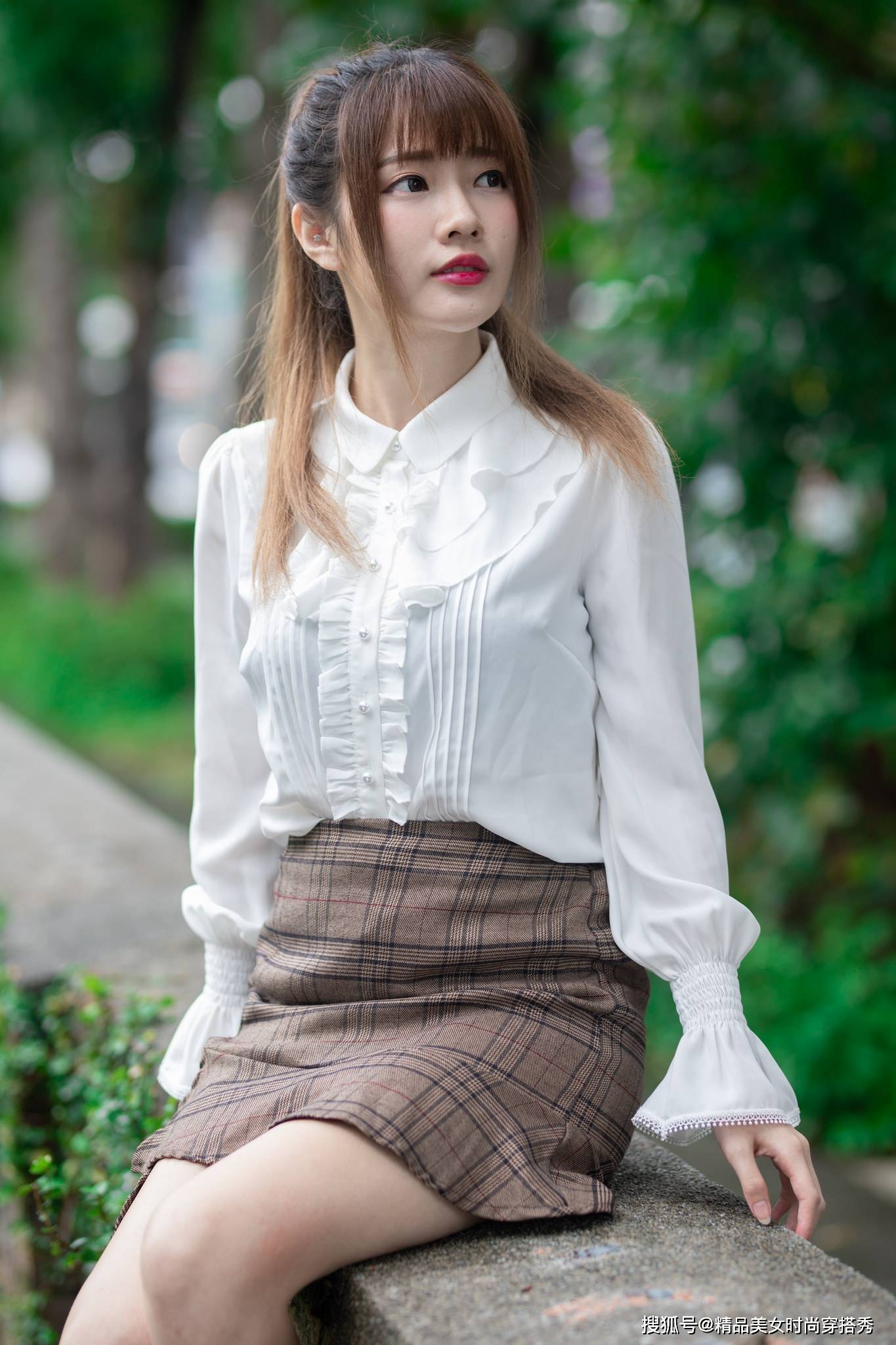 显高 白色衬衫搭配格子半身裙，温婉好搭，甜美范十足