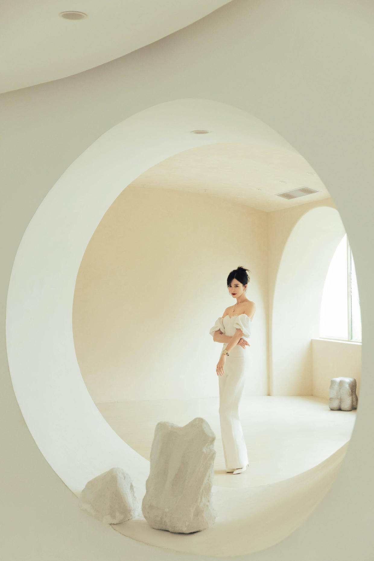 注入 文咏珊美出了“国际范”,穿白色抹胸上衣配长裤,高挑又时髦