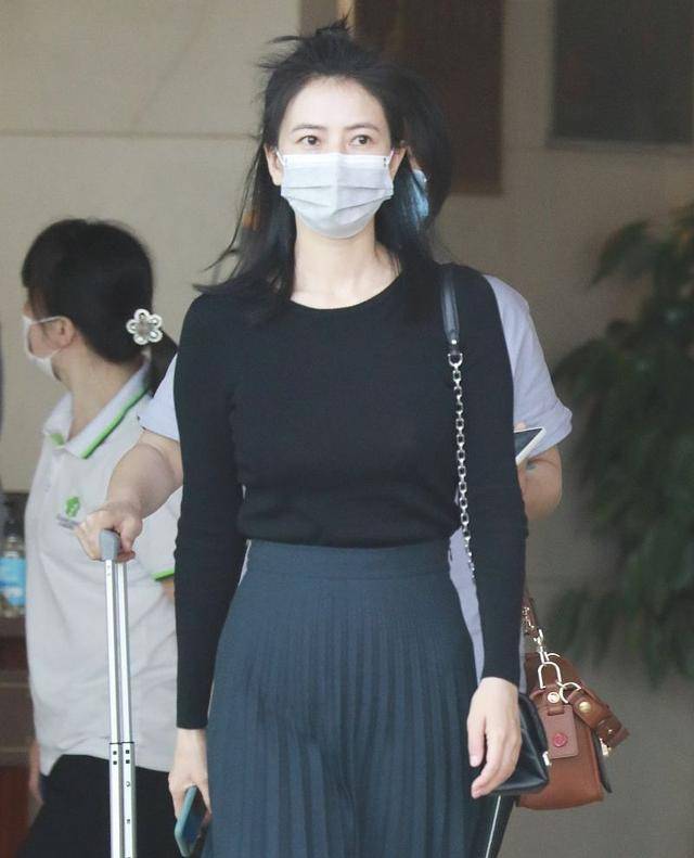 视觉 高圆圆这次把自己穿瘦了!打底衫配百褶裙,小蛮腰身材很有少女感