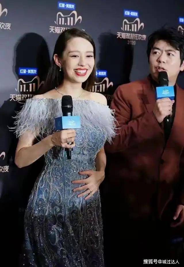 感觉 陈红真不像51岁了，一袭墨绿色露肩连衣裙太迷人，气质惊艳