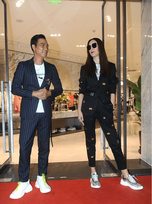 叛逆 任达华妻子都50多岁了,可穿搭还挺“叛逆”,黑西装带点花太酷了