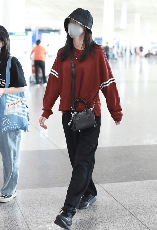 毛衣 张碧晨有当妈的自觉了，穿海军风毛衣挺保暖，不显身材但是挺减龄