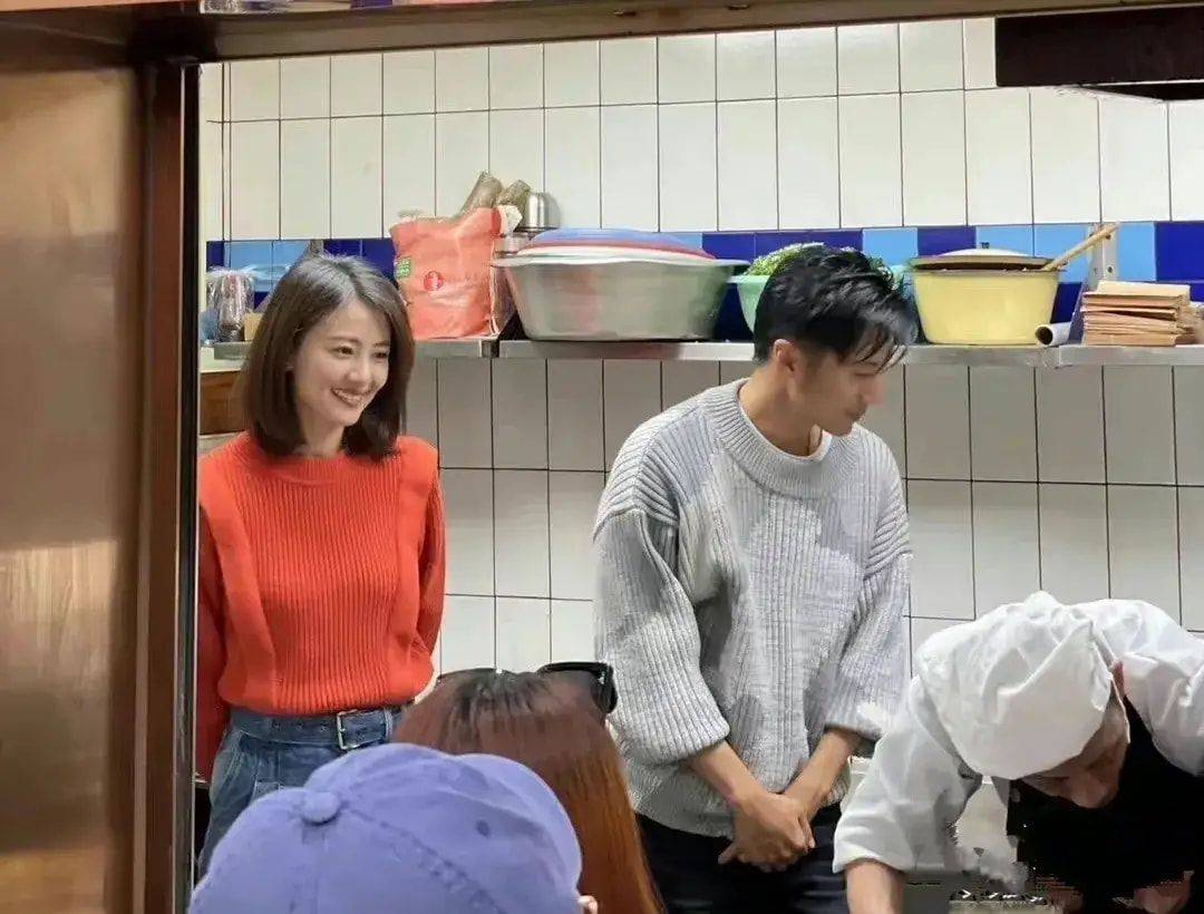 黑色 高圆圆直言接受衰老,真实面对皱纹,但天然脸有瑕疵也这么漂亮!