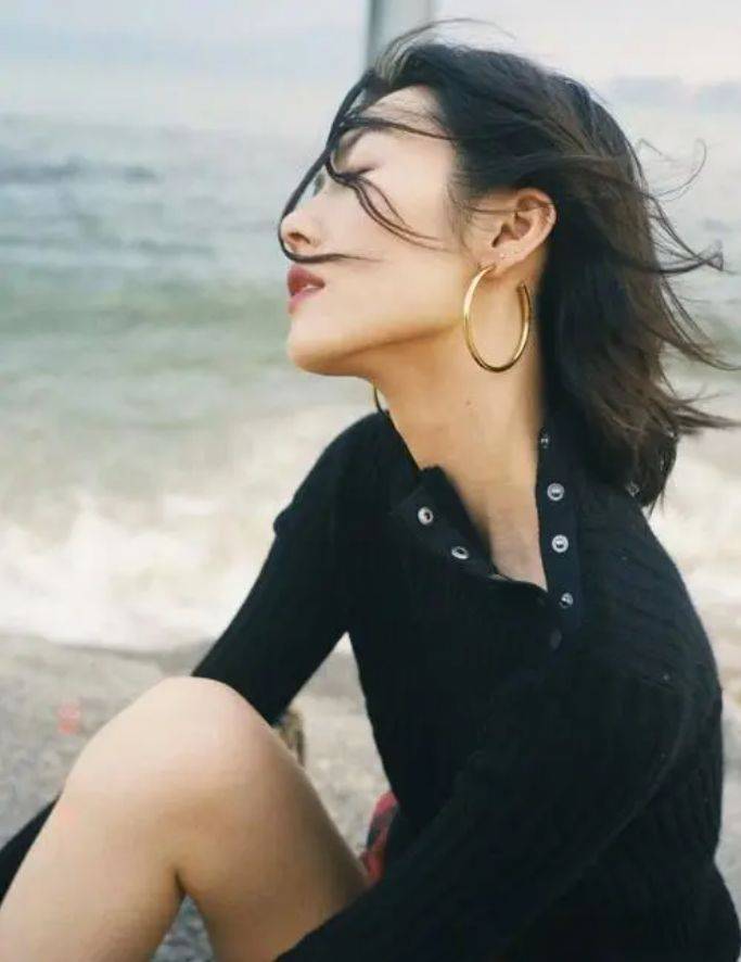 层次感 刘雯自带超模光环，普通打底衫也能穿出高级感，果然衣服也会挑人