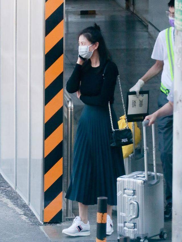 视觉 高圆圆这次把自己穿瘦了!打底衫配百褶裙,小蛮腰身材很有少女感