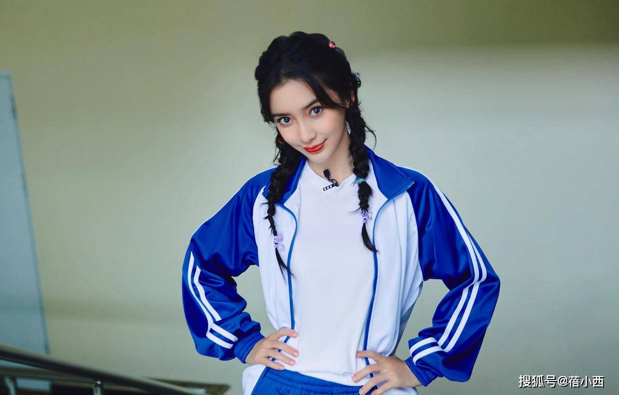 杨颖 Angelababy杨颖确定不是18岁？穿蓝白运动服配麻花辫，像个高中生