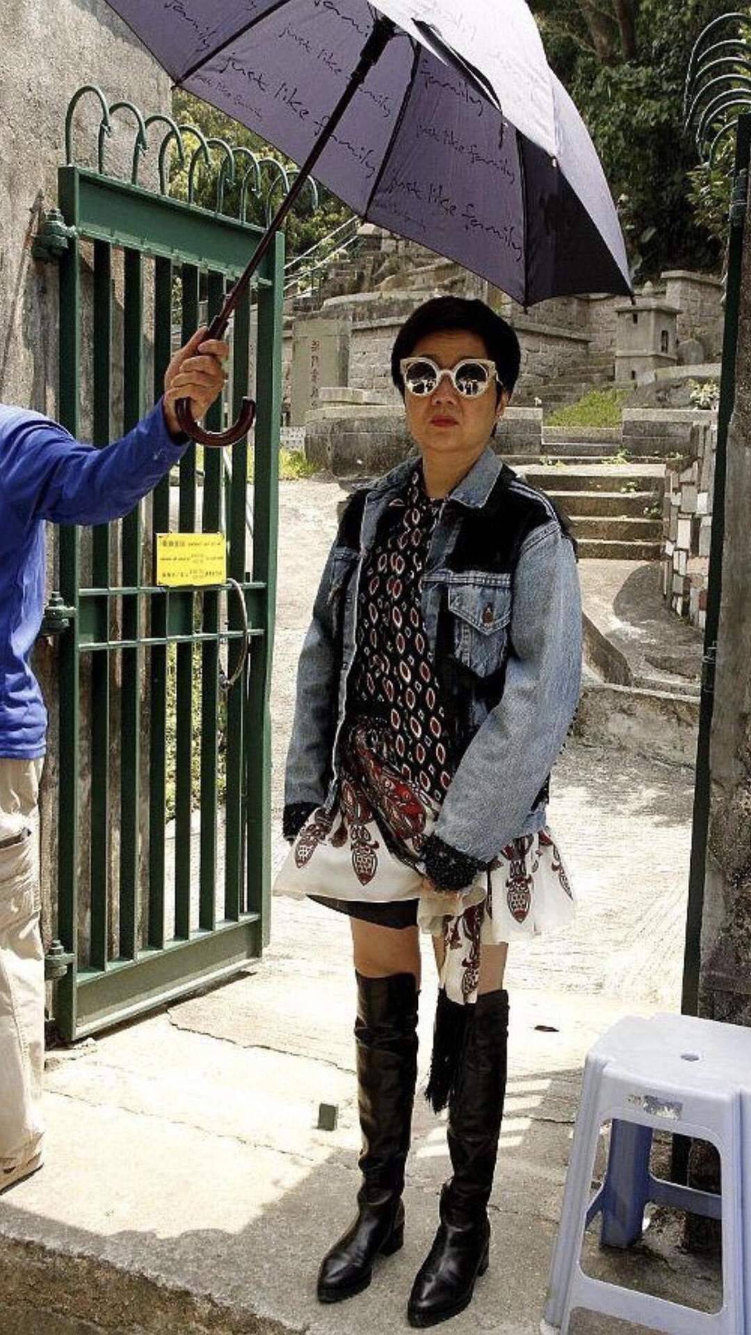 整体 赌王四太不服老,穿那么花的“睡衣”就出门,大红大绿还挺显年轻