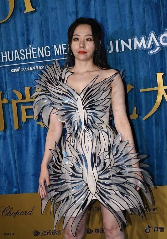 气息 张靓颖这“刺猬礼服”真难懂,看起来挺有设计感,但真不扎人吗