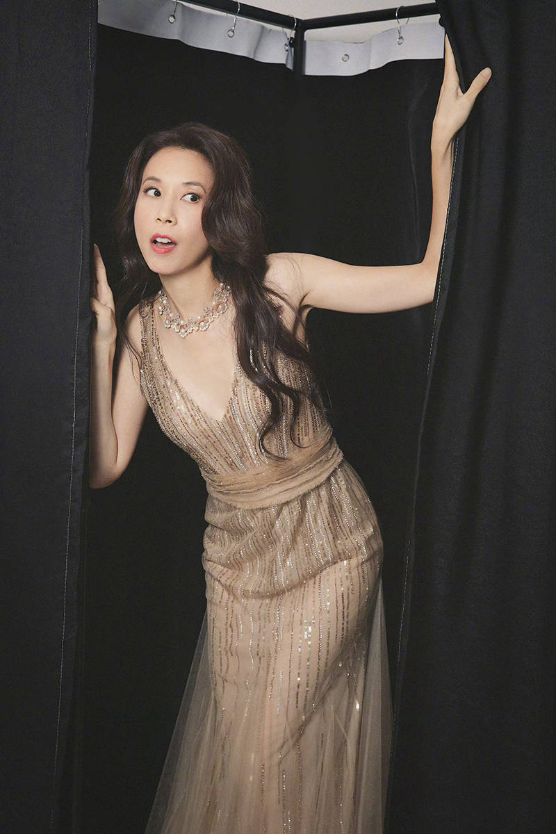 决赛 莫文蔚加盟《哥哥》决赛，穿上亮片连衣裙还是挺美的，真不像51岁