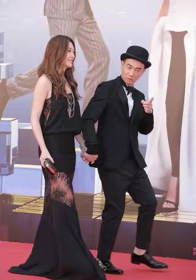 黑色 应采儿不愧是大哥的女人,一身黑色蕾丝连衣裙,穿衣风格依旧大胆