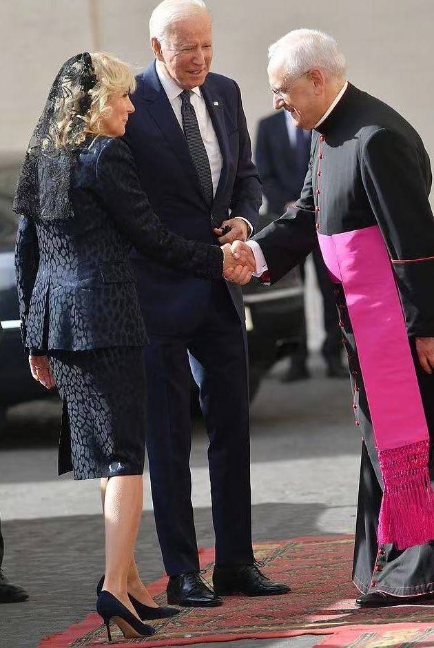 好身材 美国第一夫人首次戴黑纱真优雅！职业装秀出好身材，赢过梅拉尼娅