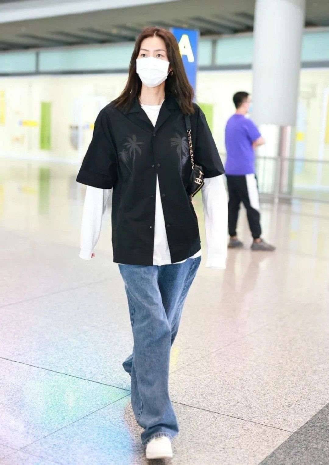 层次感 刘雯自带超模光环，普通打底衫也能穿出高级感，果然衣服也会挑人