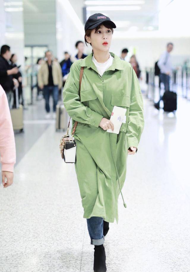 新绿 杨紫终于找到适合的风格,黑色棒球帽搭清新绿风衣,妥妥的韩范儿