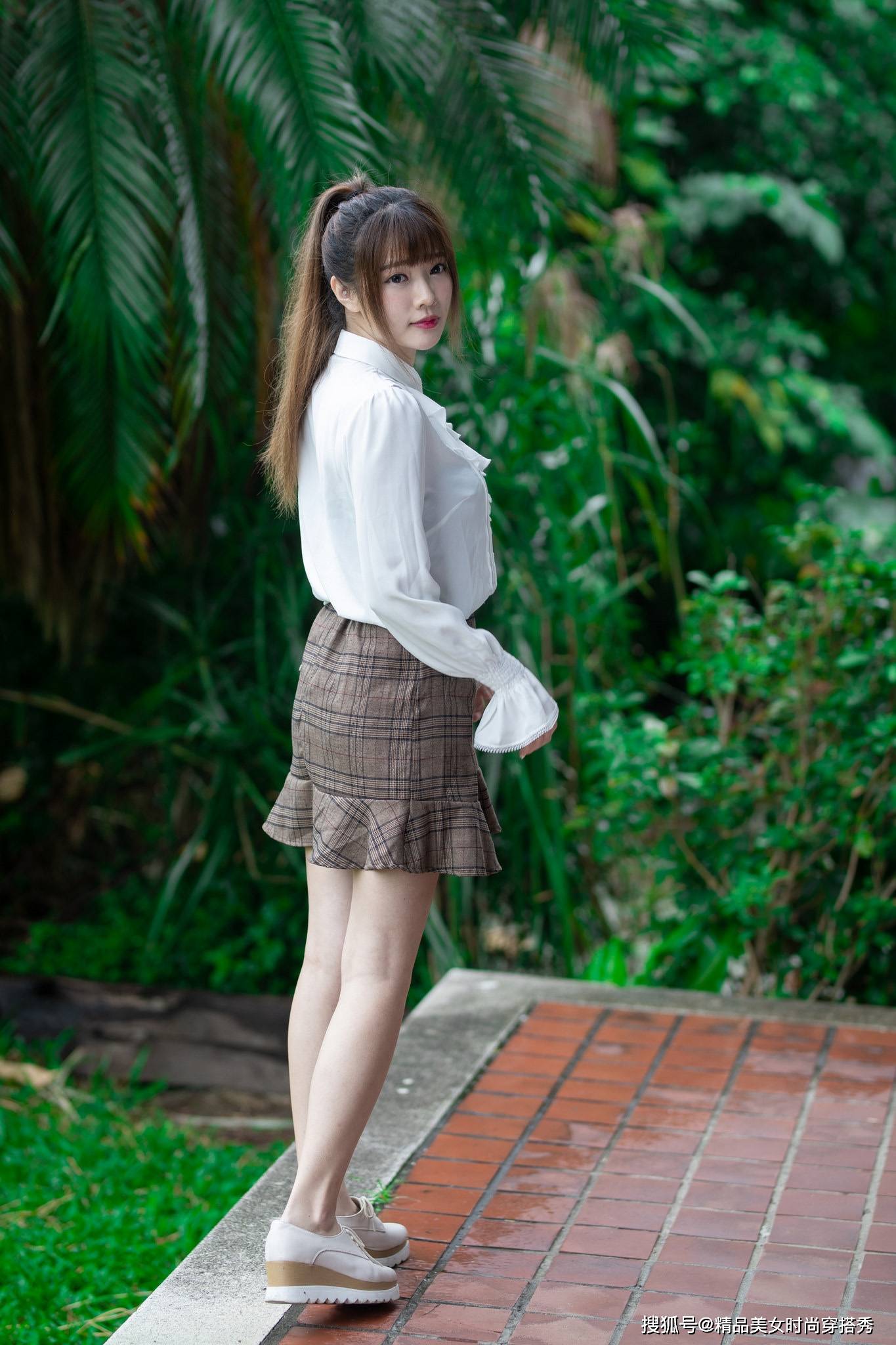 显高 白色衬衫搭配格子半身裙，温婉好搭，甜美范十足