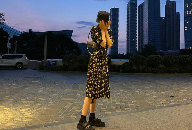 方面 迪丽热巴下班久违自拍，穿大码T恤涂红唇搞怪，360度全方位无死角