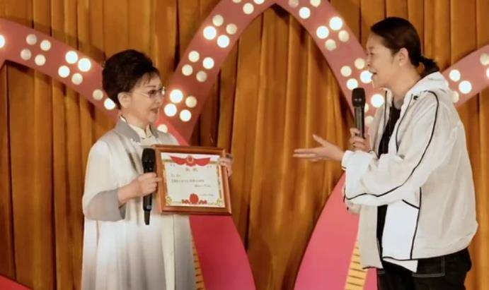 一是一|76岁李谷一再唱《难忘今宵》！精神矍铄状态好，身后撒贝宁太抢镜