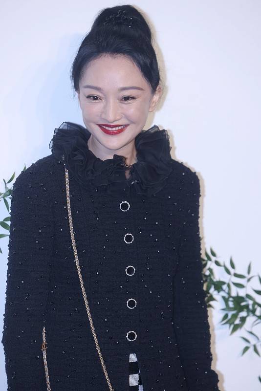 黑衣 年近50的周迅还是很有灵气，黑衣红唇很美艳，“荷花领”挺惹眼