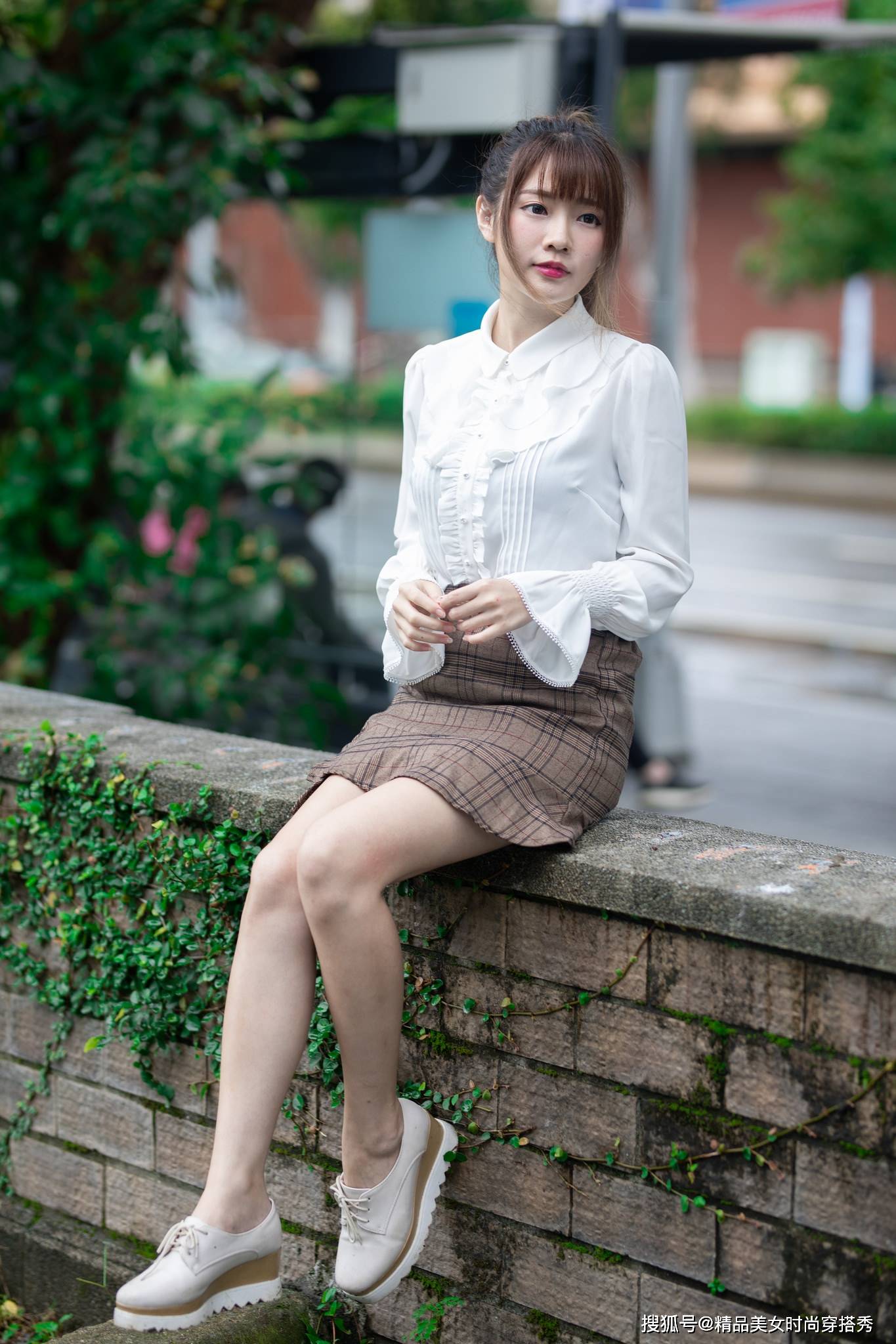 显高 白色衬衫搭配格子半身裙，温婉好搭，甜美范十足
