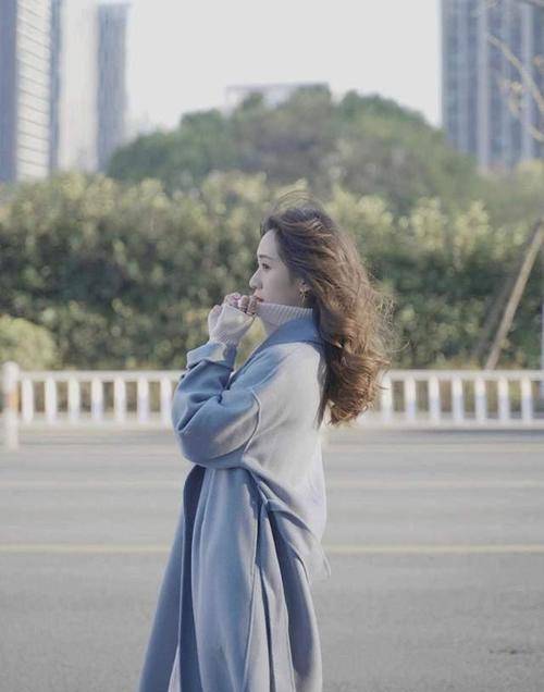 颜色 不止黑白灰经典，今冬更流行雾霾蓝大衣，时髦又百搭，太经典了