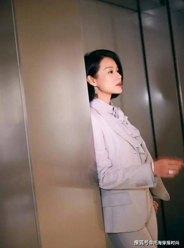 花衣服 女人50岁后，少穿花衣服，最好多穿这3种“颜色”，显白显气质