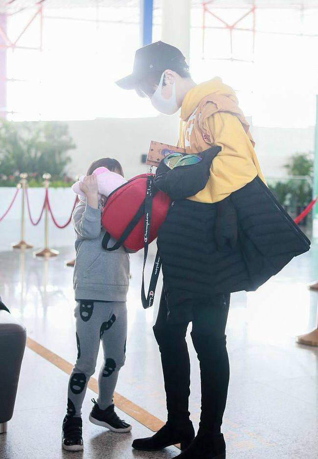 吴京 女明星低调出行，穿卫衣配长靴狂秀纤细美腿，时尚感满满