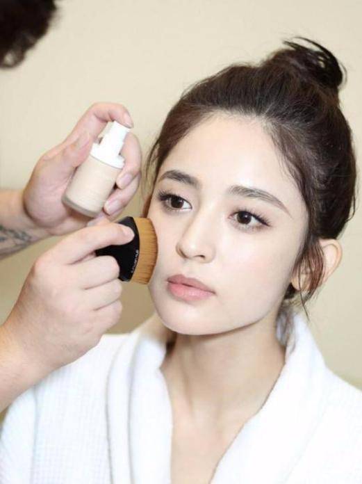 进行为何明星化妆师都用“粉底刷”？看到娜扎也在使用，才恍然明白了