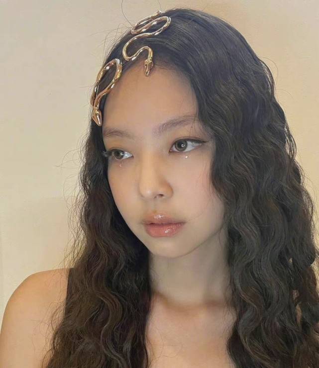 金智妮|Jennie美杜莎造型曝光，万圣节装扮好有感觉，cos的还原吗