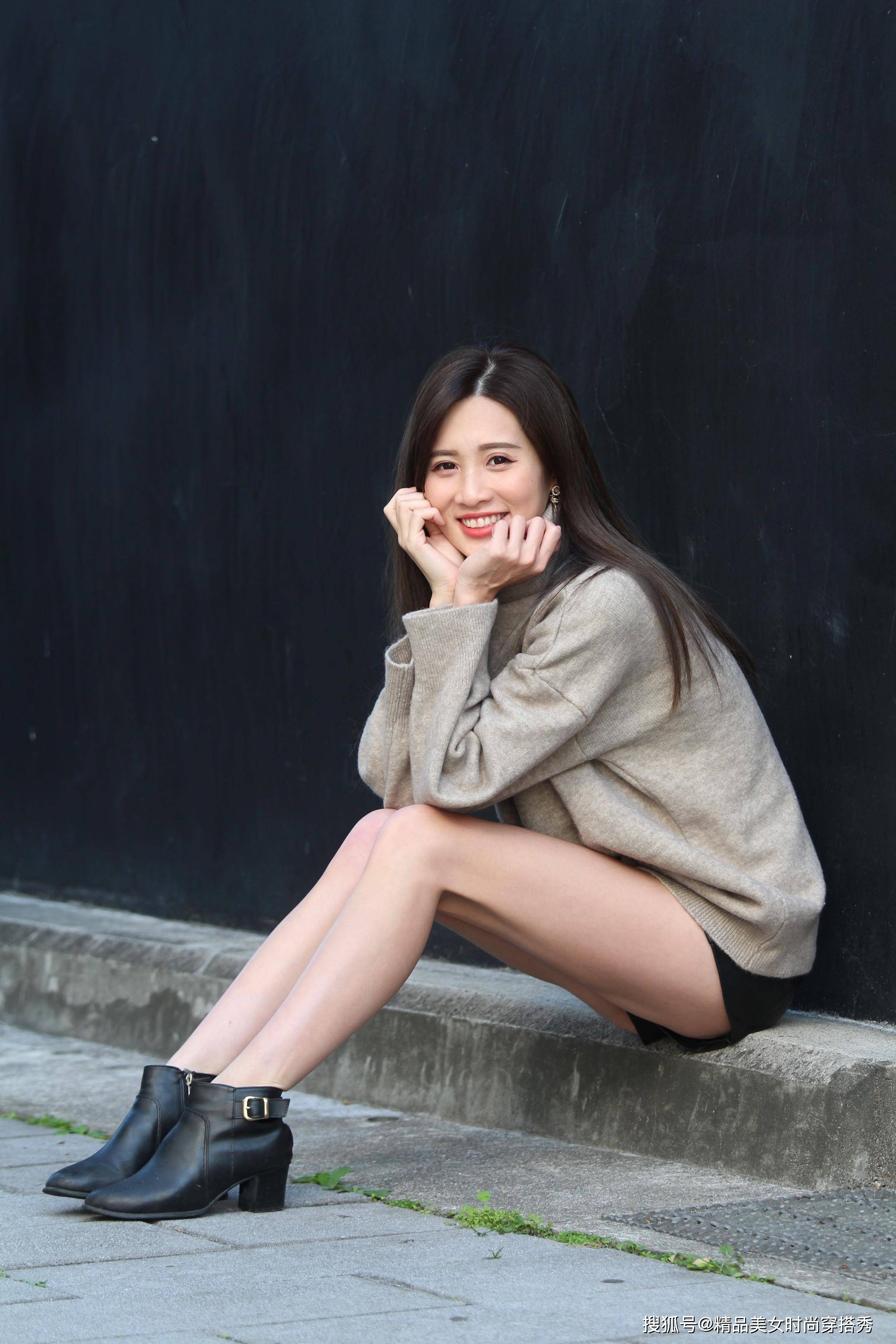 冬日 奶奶灰的针织毛衫,下搭黑色皮短裤,再挑一双高跟鞋,高挑又迷人