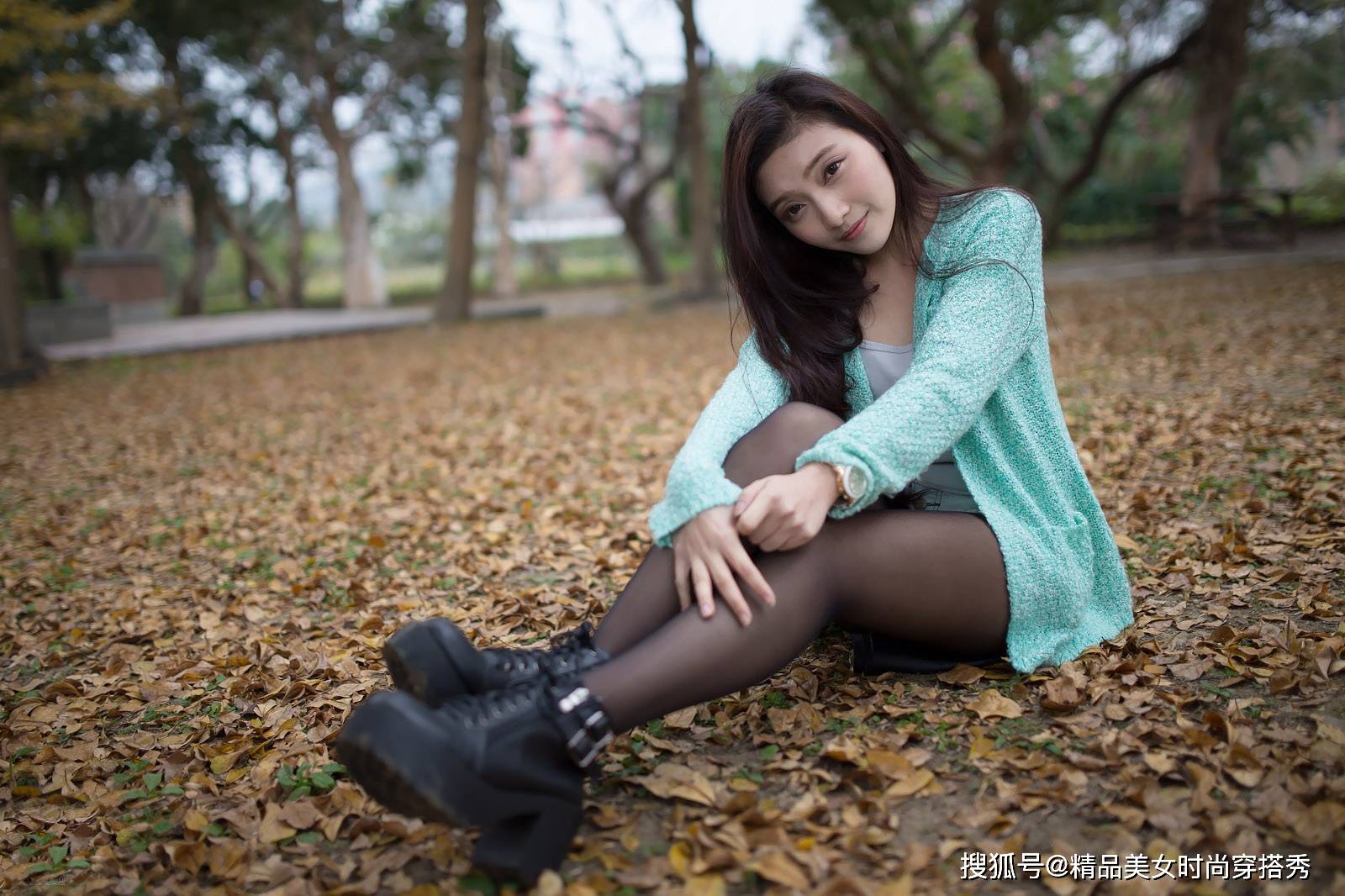 黑色 浅绿色的针织开衫时尚又吸睛，下搭一条浅白色牛仔短裤，潮范十足