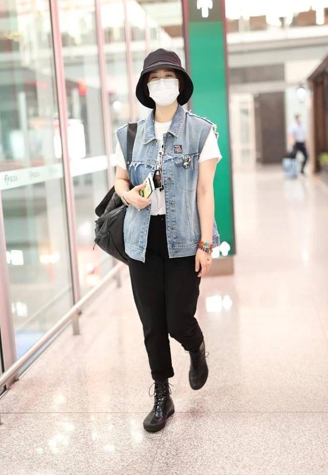 黑色 瘦下来的蒋欣真耐看，完全变成了“衣架子”，造型时髦又有女人味
