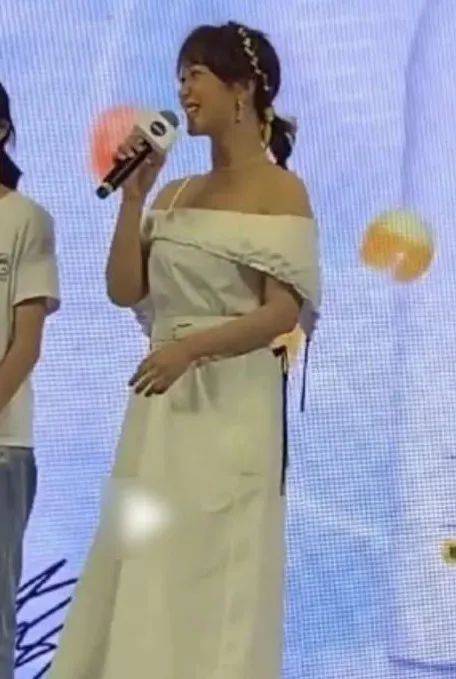 上半身 女星蒋欣瘦成Lisa 2.0？！到底什么情况呀…