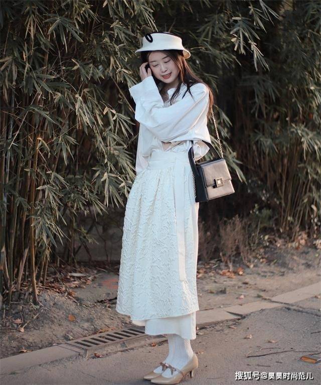 女孩子 小个子女生别再执着于穿过膝靴,今年秋冬这样穿搭,时髦又显高挑