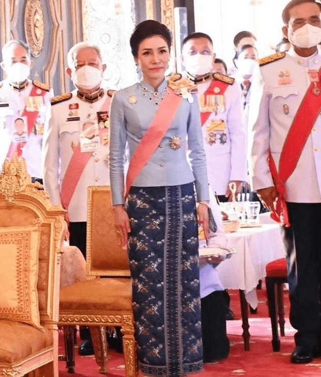 图案 诗妮娜也节俭，同一件清爽蓝上衣多次穿，换条半身裙依然美得闪耀