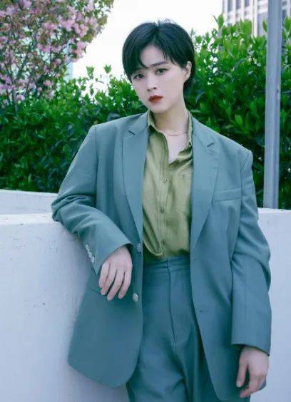 上半身 女星蒋欣瘦成Lisa 2.0？！到底什么情况呀…