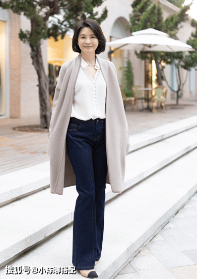 显得 这才是50岁女人该有的大衣打扮，保暖又高级，妈妈们可以照着穿