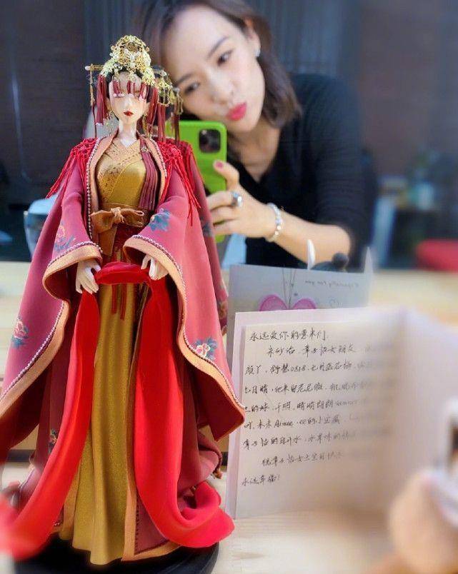 黑色章子怡挑染红发很潮，但瘦出皱纹难掩沧桑，42岁就成了老阿姨！