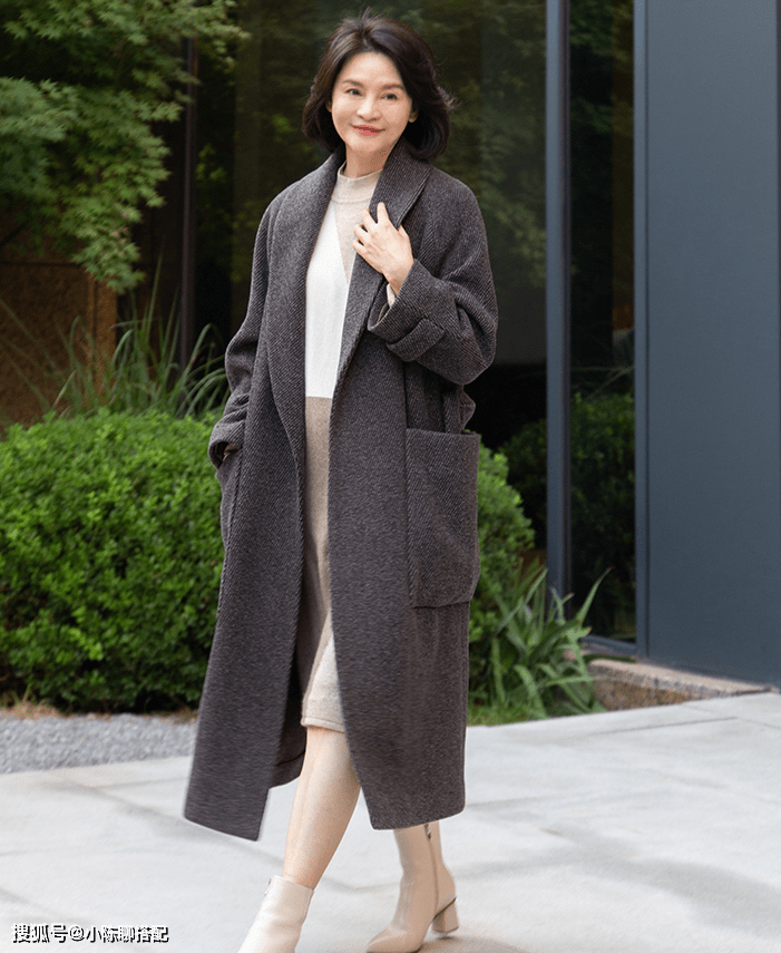 显得 这才是50岁女人该有的大衣打扮，保暖又高级，妈妈们可以照着穿