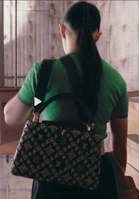 上半身 女星蒋欣瘦成Lisa 2.0？！到底什么情况呀…