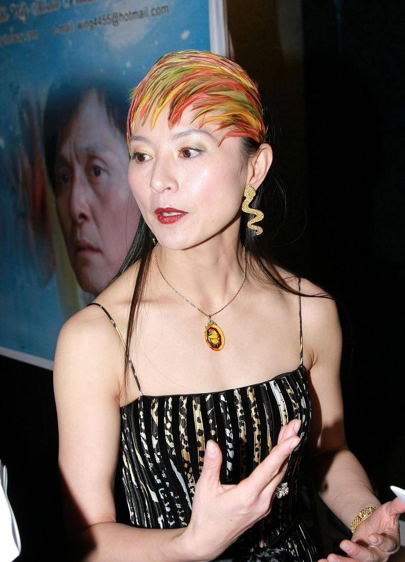 黑色 李赛凤真是挺大胆的，黑色吊带裙却配个“五彩头”，太吸睛了